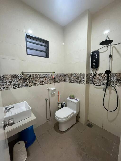 Hadeerna Homestay - Double Storey Terrace Chemor Buitenkant foto